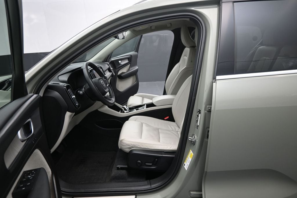 2023 Volvo XC40 B5 Plus Bright Theme