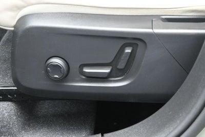 2023 Volvo XC40 B5 Plus Bright Theme
