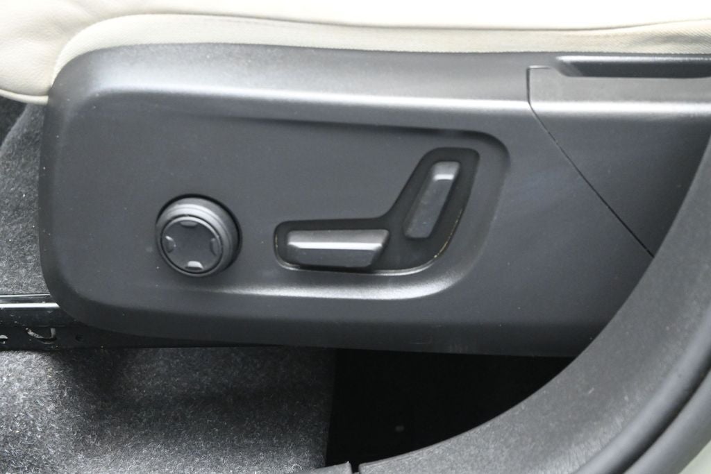 2023 Volvo XC40 B5 Plus Bright Theme