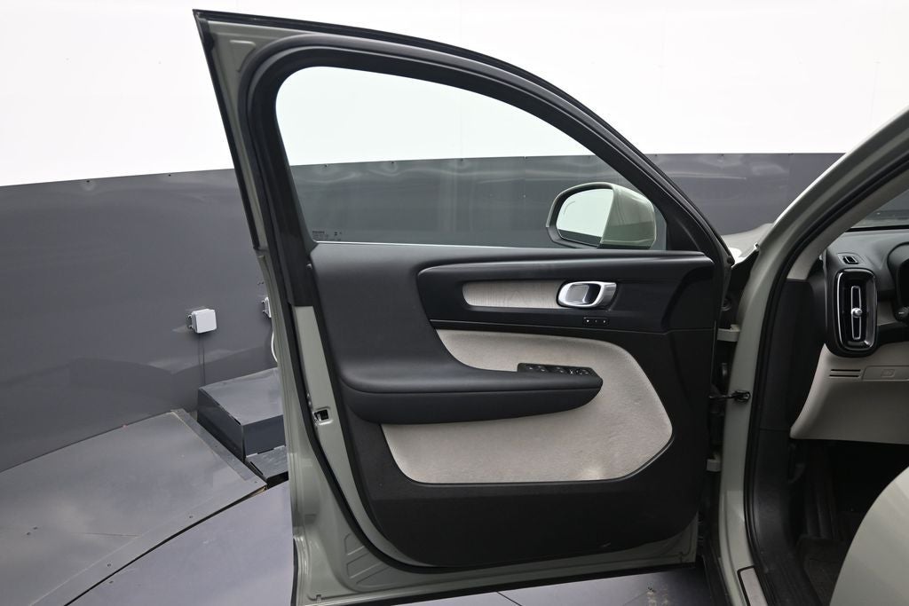 2023 Volvo XC40 B5 Plus Bright Theme