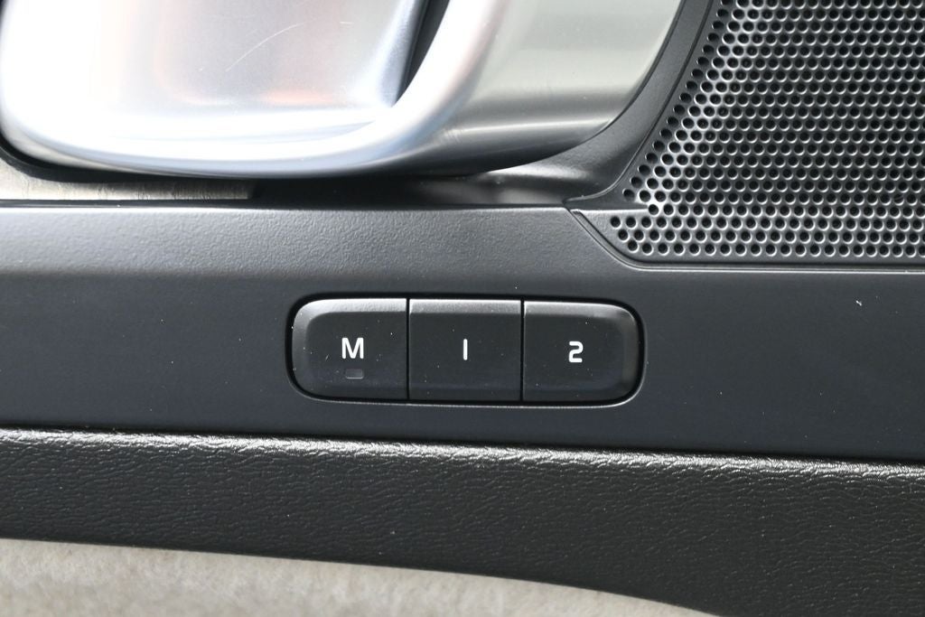 2023 Volvo XC40 B5 Plus Bright Theme
