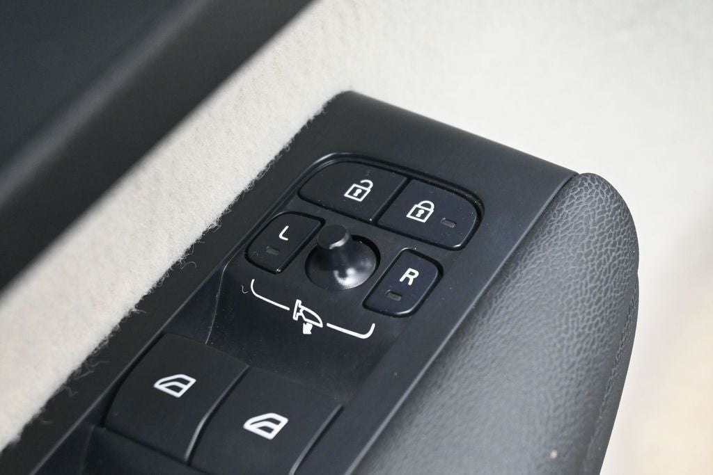 2023 Volvo XC40 B5 Plus Bright Theme