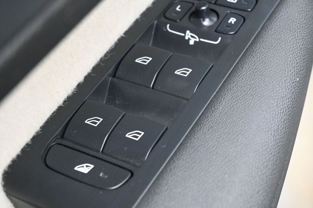 2023 Volvo XC40 B5 Plus Bright Theme