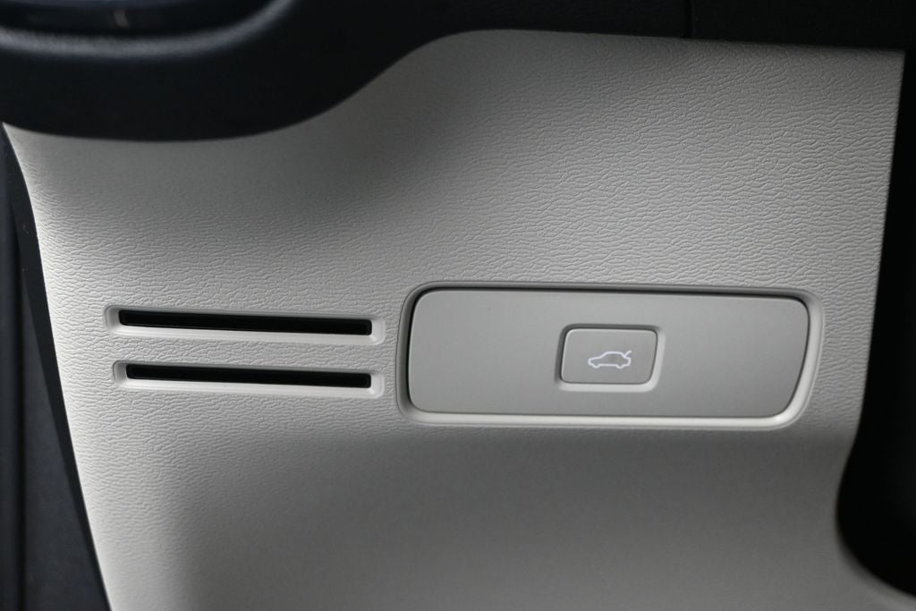 2023 Volvo XC40 B5 Plus Bright Theme