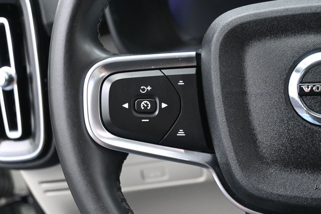 2023 Volvo XC40 B5 Plus Bright Theme