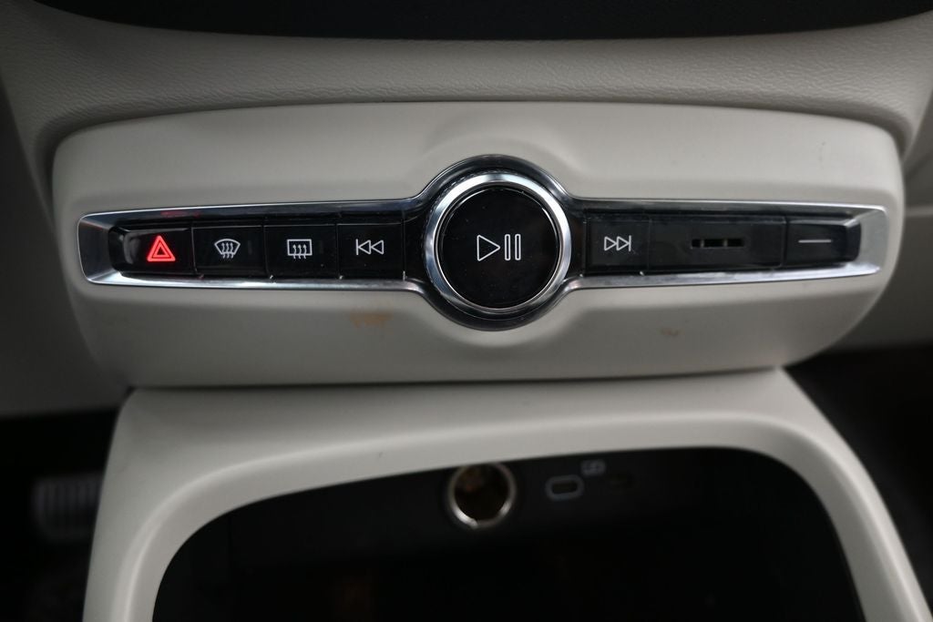 2023 Volvo XC40 B5 Plus Bright Theme