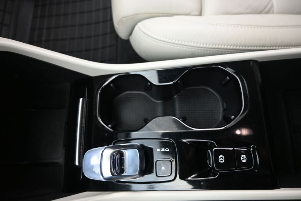 2023 Volvo XC40 B5 Plus Bright Theme