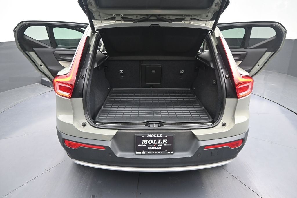 2023 Volvo XC40 B5 Plus Bright Theme