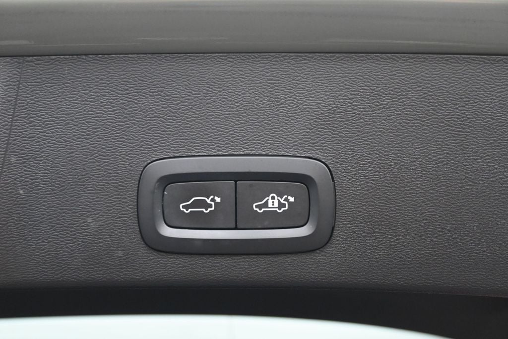2023 Volvo XC40 B5 Plus Bright Theme