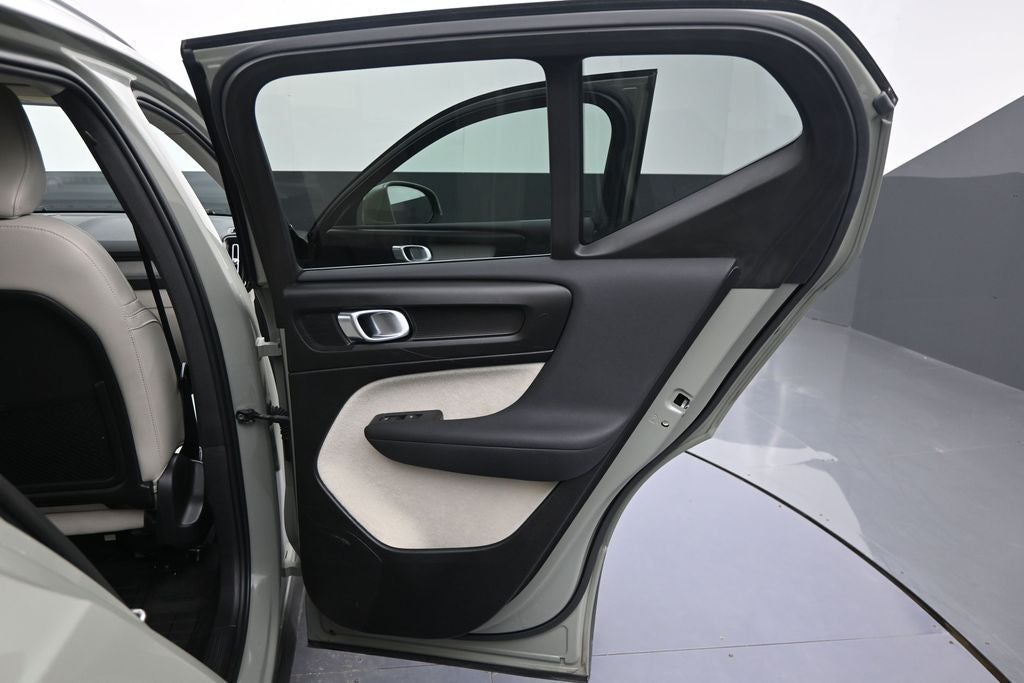 2023 Volvo XC40 B5 Plus Bright Theme