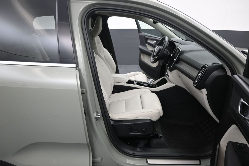 2023 Volvo XC40 B5 Plus Bright Theme