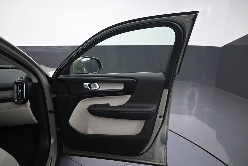 2023 Volvo XC40 B5 Plus Bright Theme