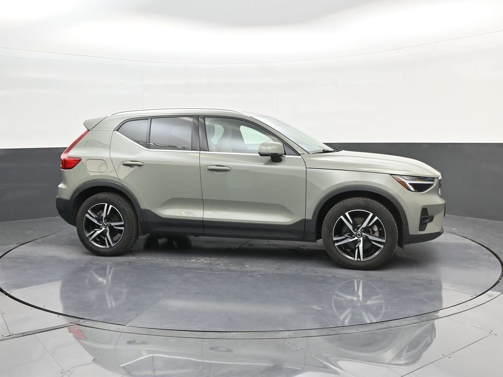 2023 Volvo XC40 B5 Plus Bright Theme