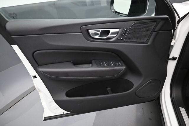 2023 Volvo XC60 B5 Ultimate Dark Theme