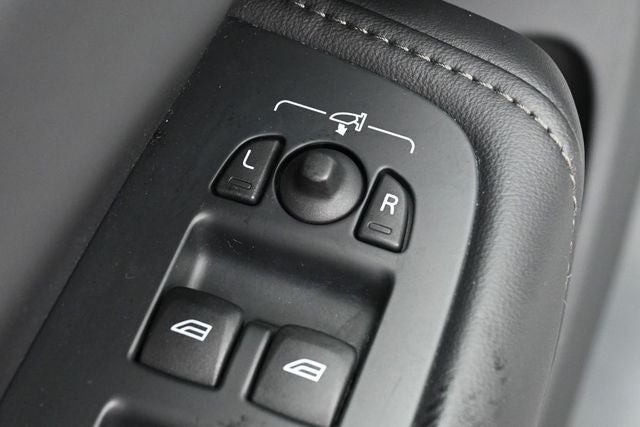 2023 Volvo XC60 B5 Ultimate Dark Theme
