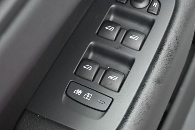 2023 Volvo XC60 B5 Ultimate Dark Theme