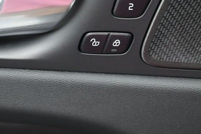 2023 Volvo XC60 B5 Ultimate Dark Theme