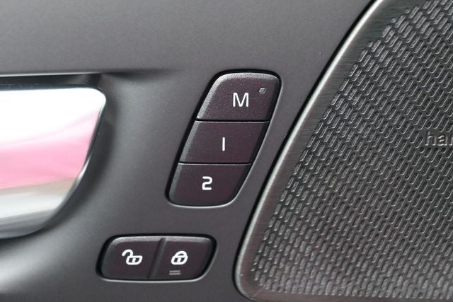 2023 Volvo XC60 B5 Ultimate Dark Theme