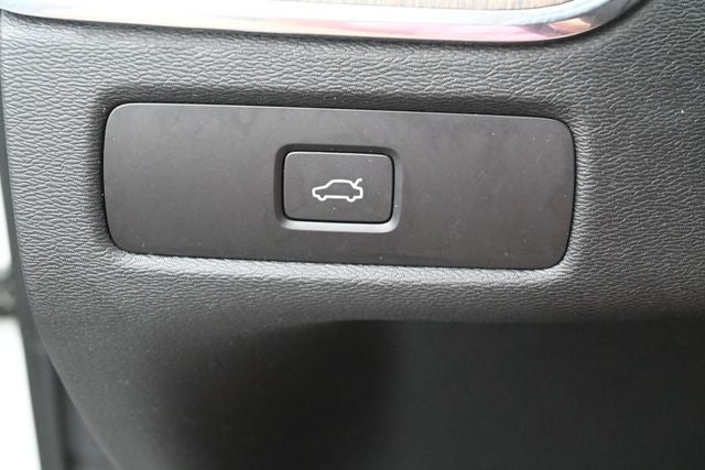 2023 Volvo XC60 B5 Ultimate Dark Theme