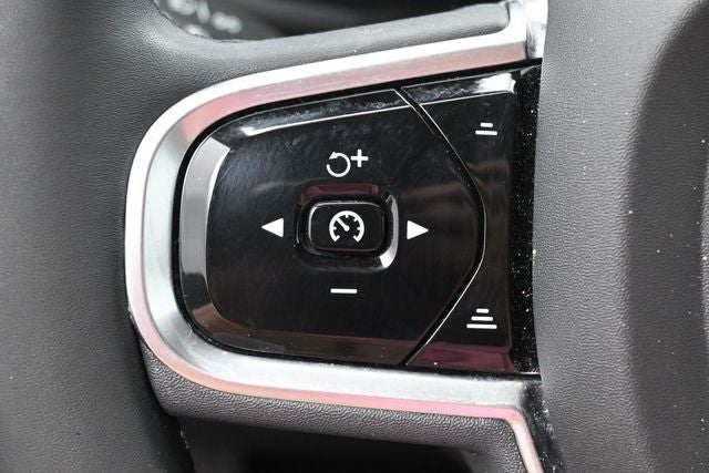 2023 Volvo XC60 B5 Ultimate Dark Theme