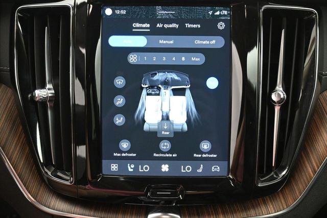2023 Volvo XC60 B5 Ultimate Dark Theme