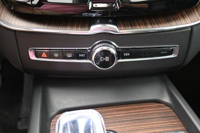 2023 Volvo XC60 B5 Ultimate Dark Theme