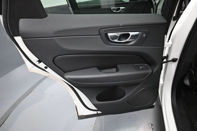2023 Volvo XC60 B5 Ultimate Dark Theme