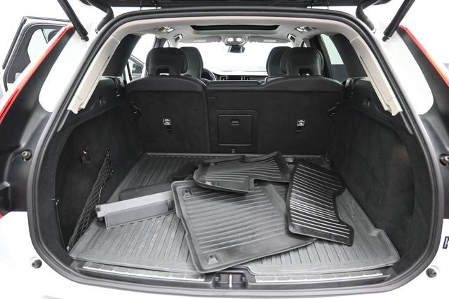 2023 Volvo XC60 B5 Ultimate Dark Theme