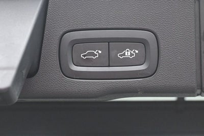 2023 Volvo XC60 B5 Ultimate Dark Theme