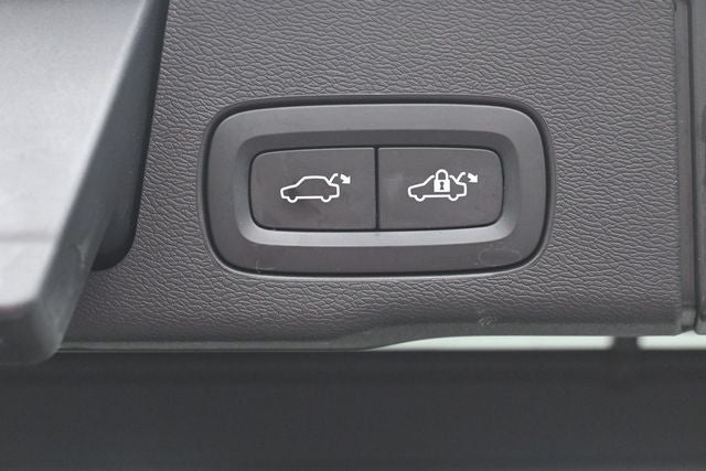 2023 Volvo XC60 B5 Ultimate Dark Theme