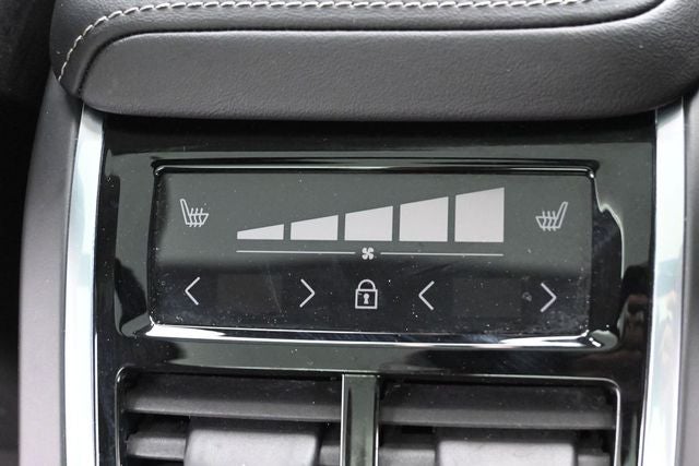 2023 Volvo XC60 B5 Ultimate Dark Theme