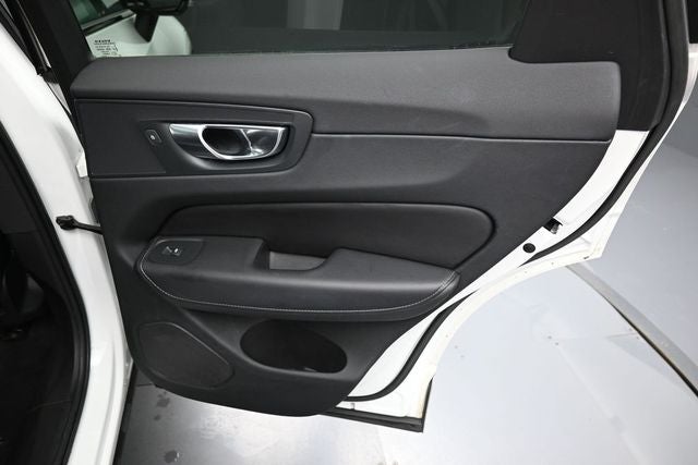 2023 Volvo XC60 B5 Ultimate Dark Theme