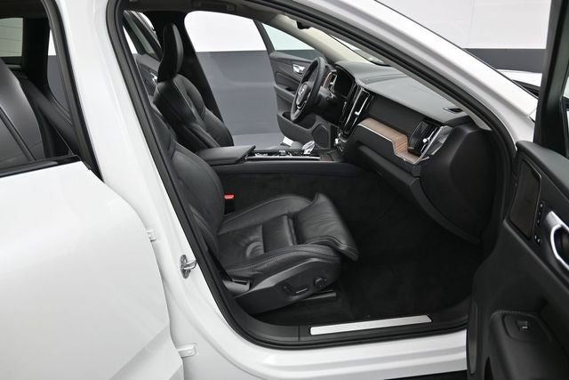2023 Volvo XC60 B5 Ultimate Dark Theme