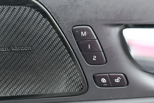 2023 Volvo XC60 B5 Ultimate Dark Theme