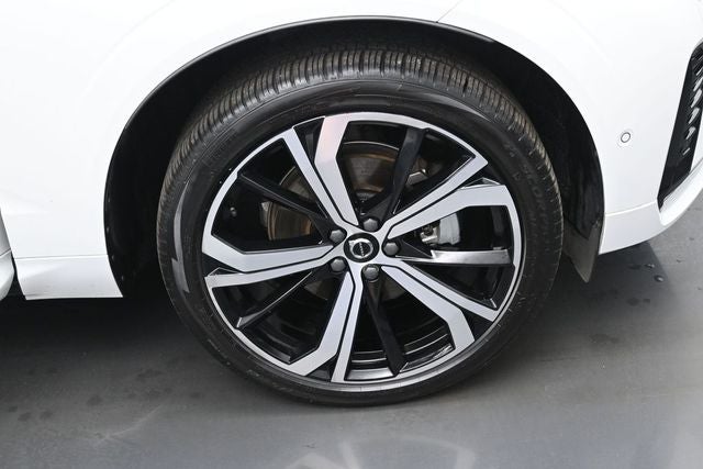 2023 Volvo XC60 B5 Ultimate Dark Theme