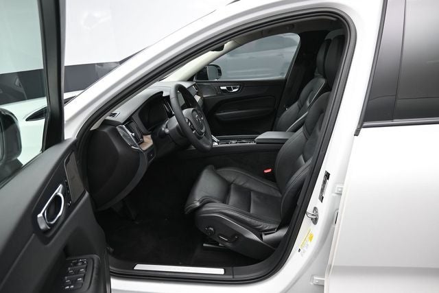 2023 Volvo XC60 B5 Ultimate Dark Theme
